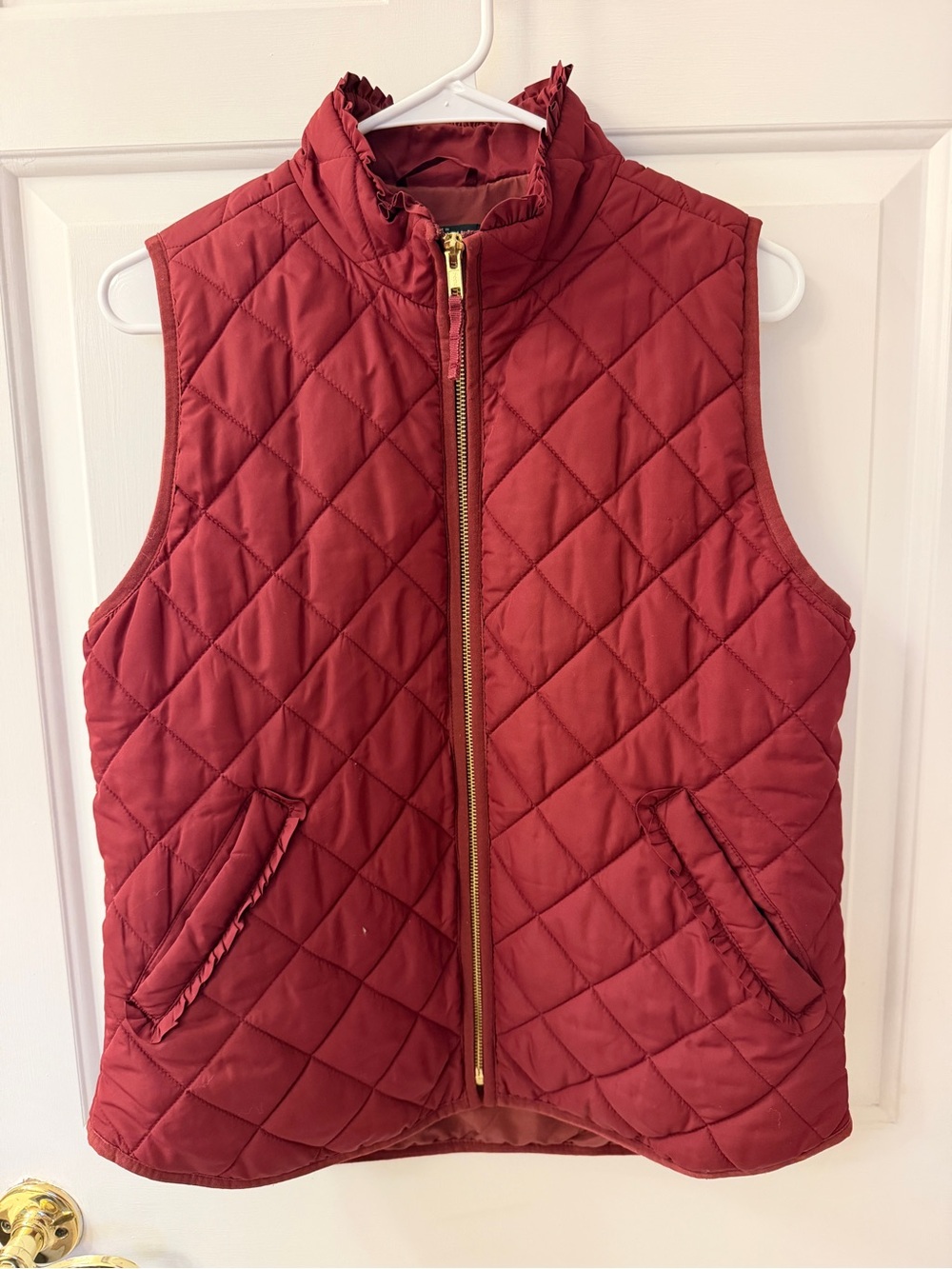 🩷 J Crew Quilted Med.Sleeveless Vest with Gold Zip - burgundy ruffle collar.EUC🩷